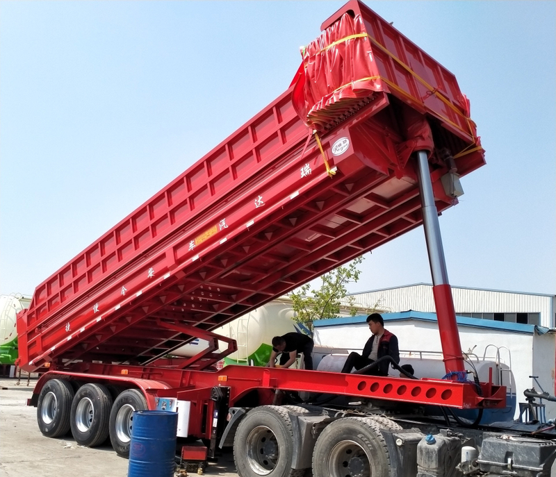 Remorque à benne hydraulique arrière rouge à trois essieux