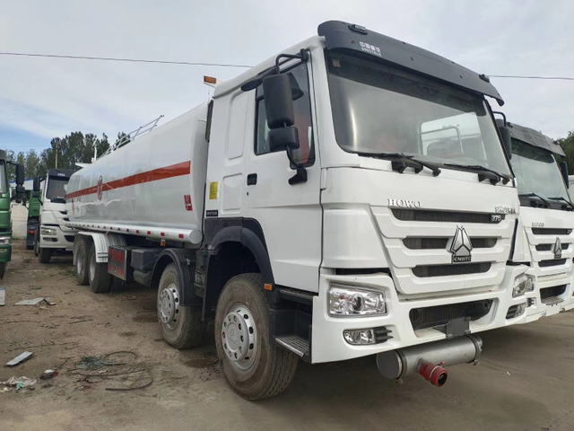 Haute qualité avec des prix bon marché Chine Sinotruk d'occasion 8x4 camions à benne basculante à vendre au Ghana