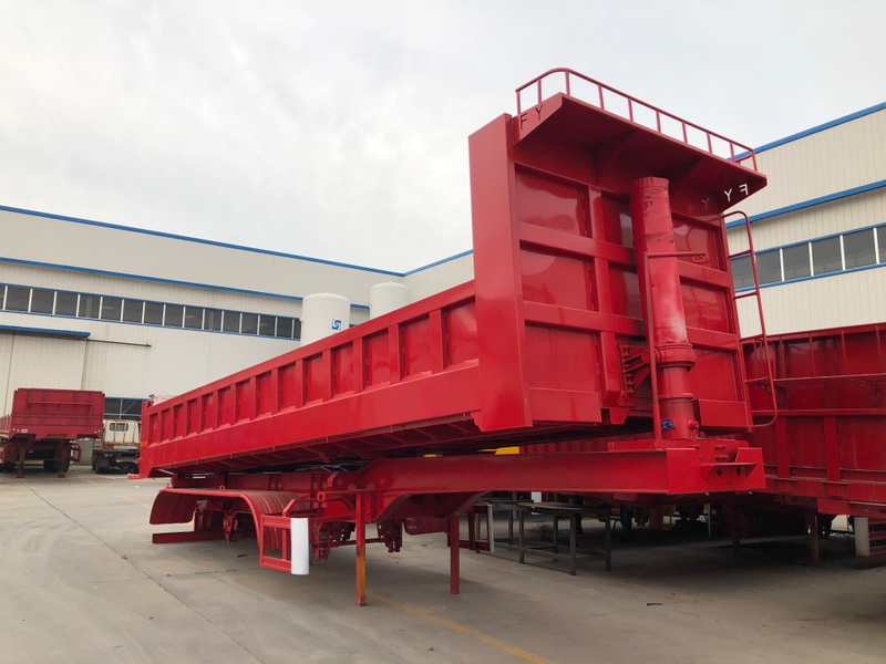 Remorque à benne hydraulique arrière rouge à trois essieux