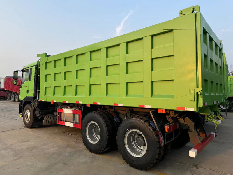 Camion-benne à trois essieux à vendre