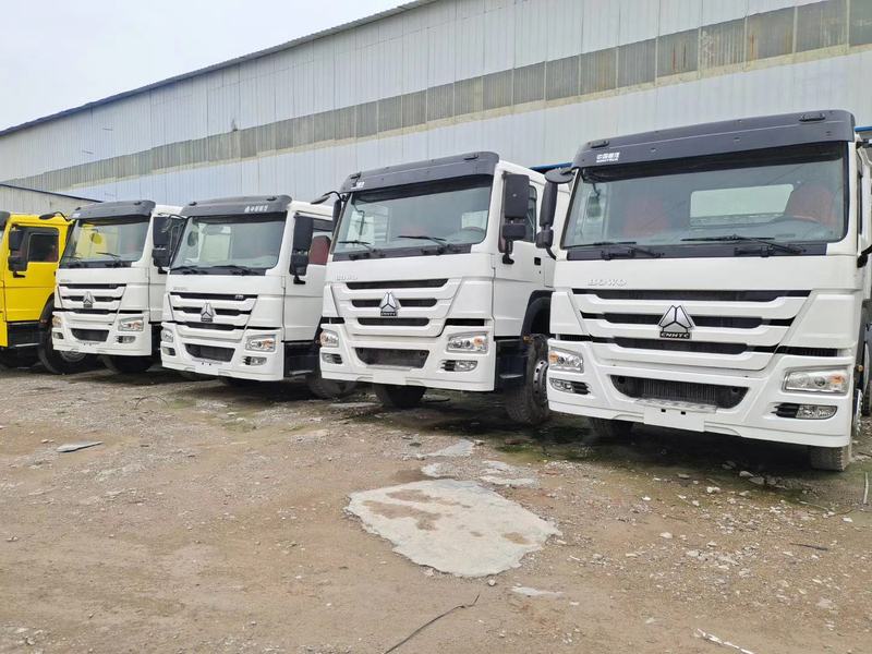 Haute qualité avec des prix bon marché Chine Sinotruk d'occasion 8x4 camions à benne basculante à vendre au Ghana