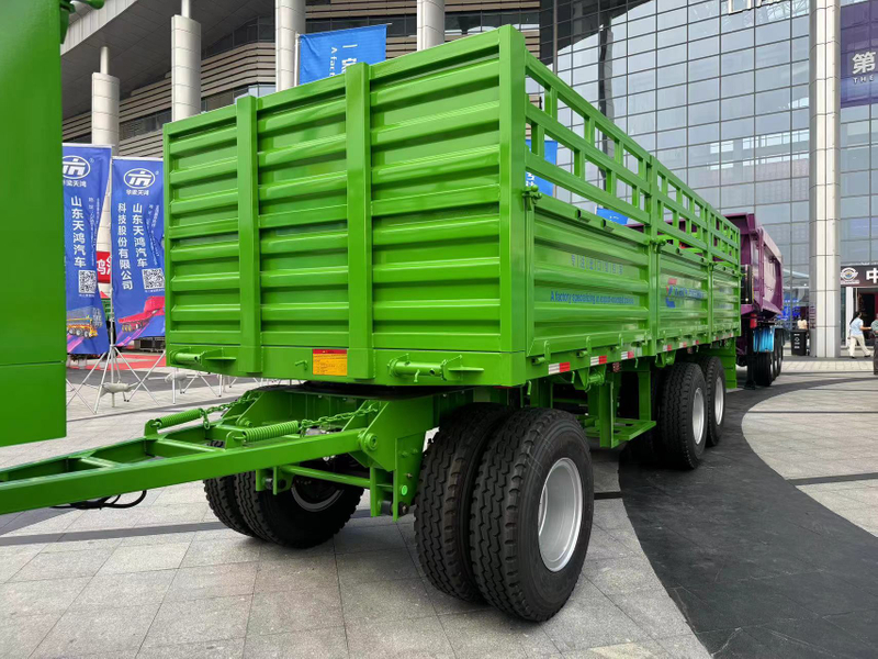 Camion-benne à trois essieux à vendre