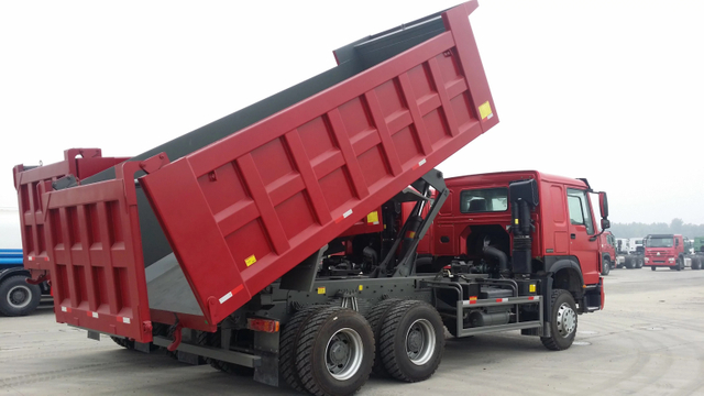 Camions à benne basculante Sinotruck HOWO8X4 robustes de 20 tonnes 30t à vendre au Zimbabwe