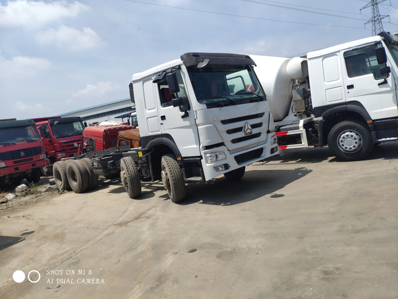 Vieux camions-remorques tracteurs Howo à vendre