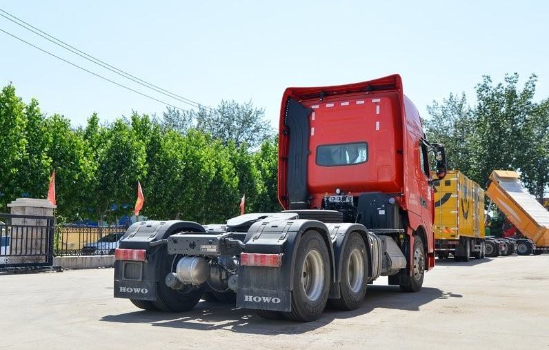 Lampe frontale RHD Sinotruk Howo 10 roues, pneu de marque 6*4, nouveau camion tracteur à vendre, offre spéciale