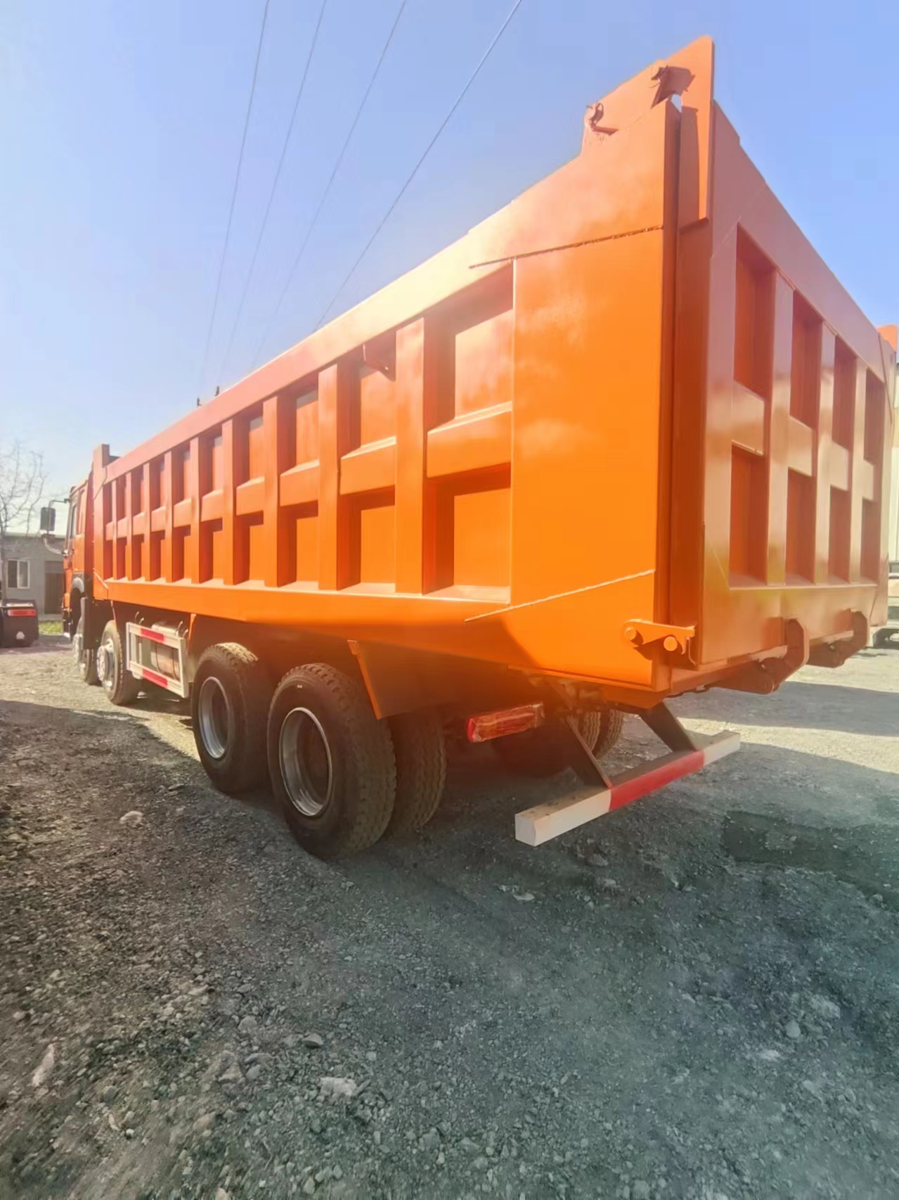 changer le pneu d'un camion gigantesque