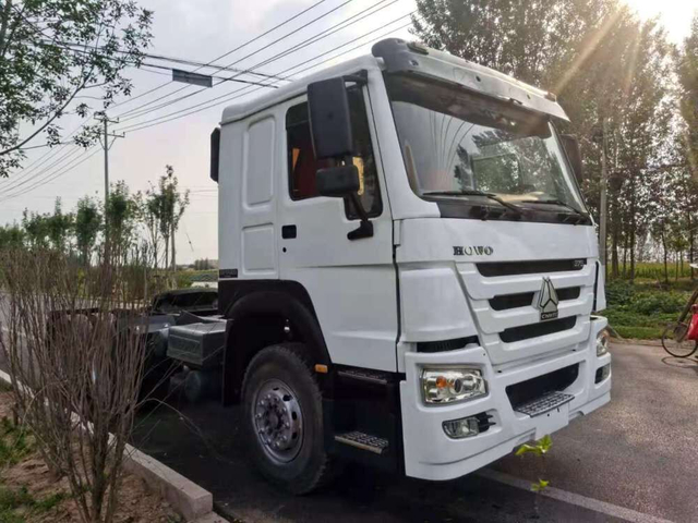 Vieux camions-remorques tracteurs Howo à vendre