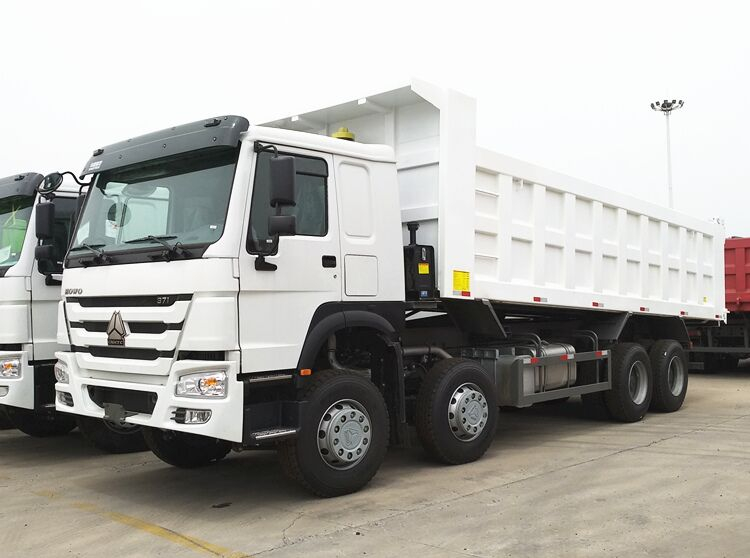 Camions-bennes à quatre essieux à vendre