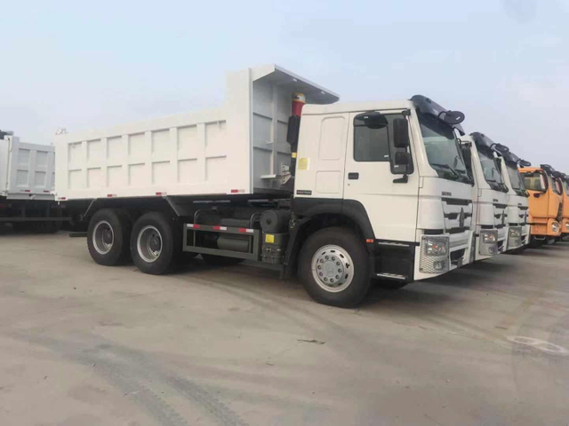 Camion-benne électrique à gravier à trois essieux