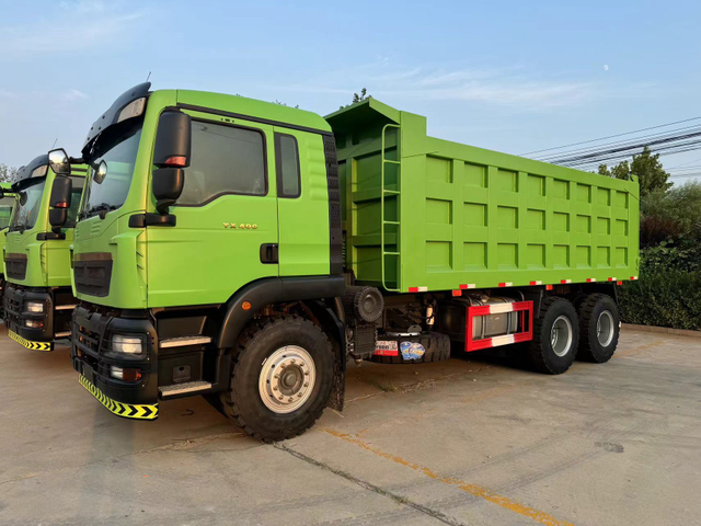 Camion-benne à trois essieux à vendre